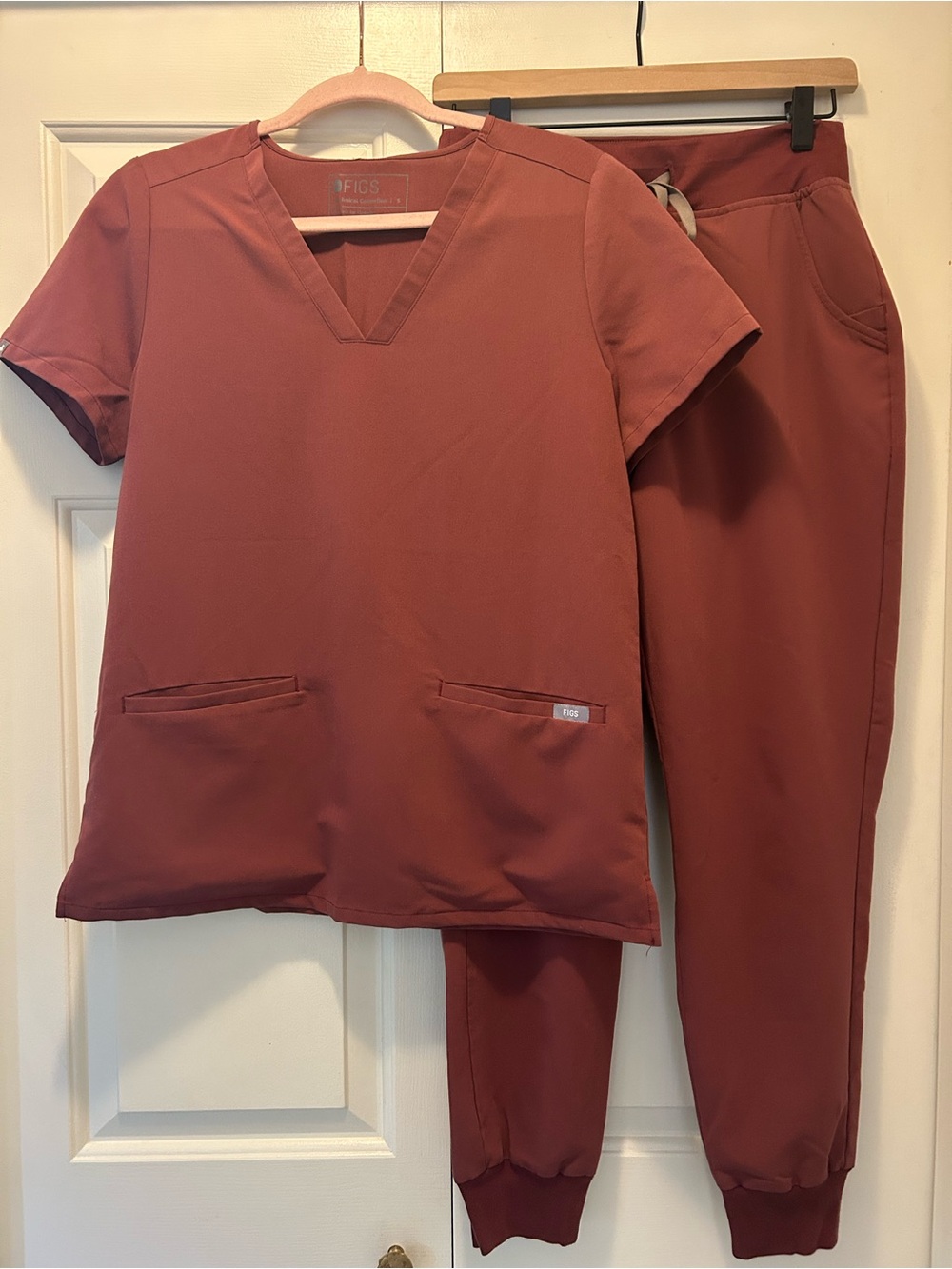 Figs Women’s Scrub Set in Maroon Casma Top Small Zamora Jogger Pants Small/P